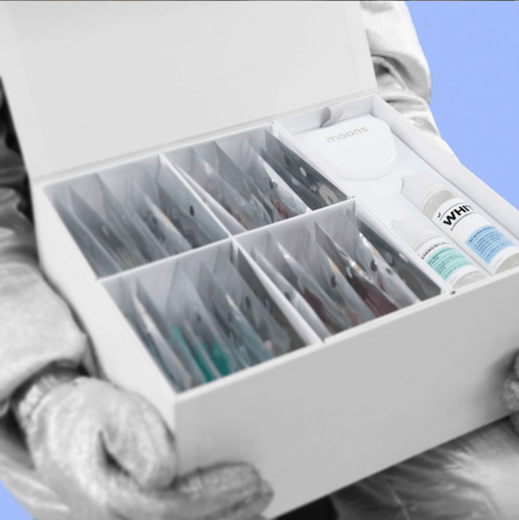 En tu kit de tratamiento moons recibirás todos los alineadores invisibles que necesites para lograr tu sonrisa ideal, tus primeros retenedores, un estuche para guardar los alineadores y un cepillo de bambú para realizar la limpieza de tus alineadores dentales.