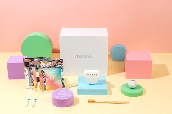 Moons con alineadores invisibles, cepillo y caja